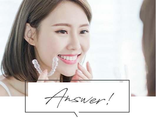 Answer!矯正装置を外して鏡で歯を確認する女性